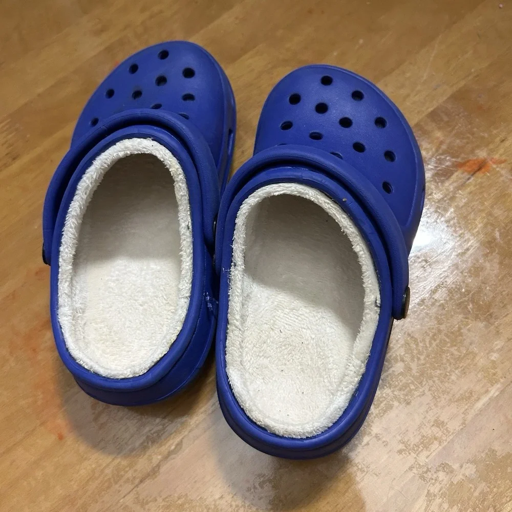 Jibbitz by Crocs Fleece-Lined Clogs - Royal Blue (Kids Size C11)